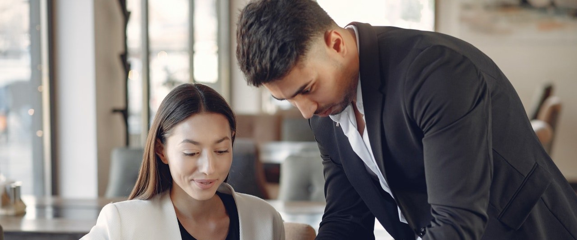Maximizing Efficiency: The Benefits of Hotel Software for Employee Time Tracking and Payroll Processing